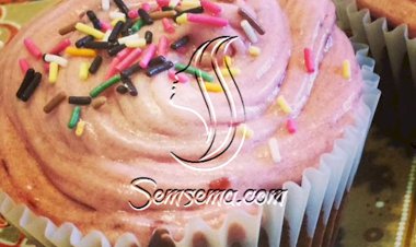 كب كيك الفانيليا مع كريمة التوت المميزة