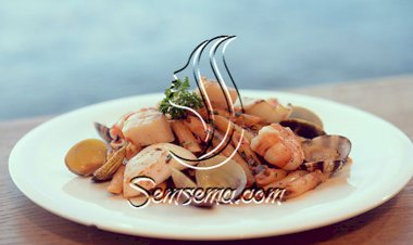 مكرونة بيني مع ثمار البحر وصلصة أرابياتا المميزة