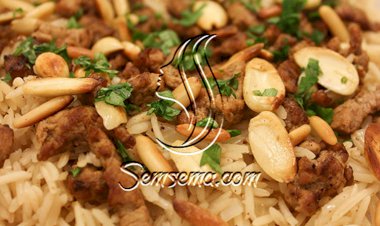 أرز بقطع اللحم والمكسرات بالمذاق الغني