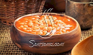 يخني الفاصولياء البيضاء مع الأرز الأبيض المفلفل