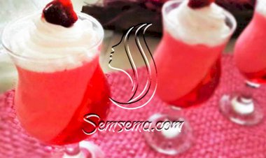 أكواب الجيلي المائلة