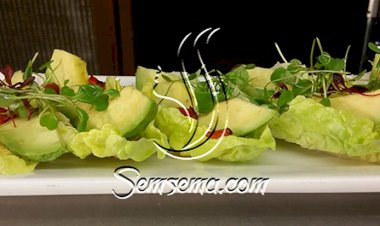 سلطة الخس والأفوكادو مع مربى الفلفل لرجيم مثالي