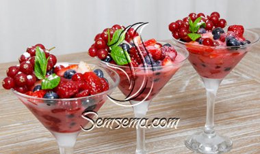 سلطة الفاكهة الحمراء مع الزبادي