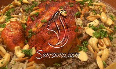 الدجاج المشوي مع الأرز المبهر باللحمة المفرومة والمكسرات‎