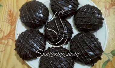 قطع حلوى بالشوكولاتة السوداء