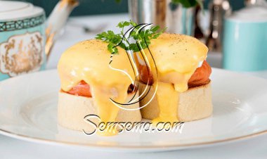 البيض مع السلمون بالصلصة الخاصة