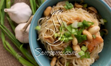 نودلز بالفول السوداني بالفيديو