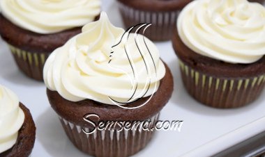 كب كيك الشوكولاتة مع الكريمة