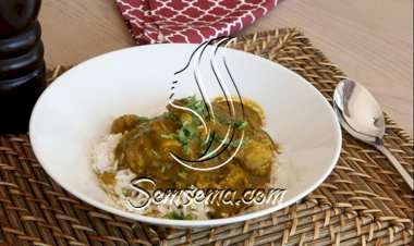 سمك بالسبانخ والكاري مع أرز القرنبيط