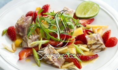 سلطة التونا والفراولة