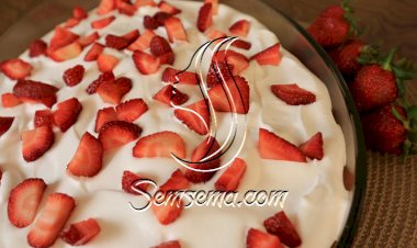 كيك الفانيلا بجيلي الفراولة والكريمة بالفيديو