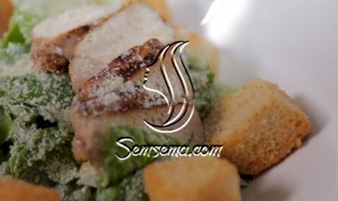 سلطة سيزر بالدجاج بالفيديو