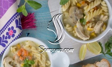 شوربة الدجاج والمعكرونة بالذرة