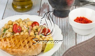 صدر الدجاج المشوي مع سلطة الحمُّص للرجيم