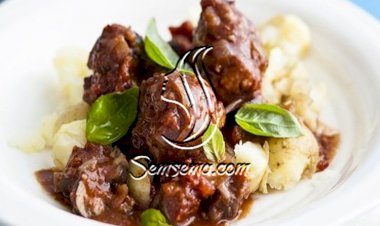 كرات اللحم مع الصلصة الحمراء والبطاطس للرجيم