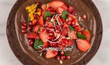 كعكة الشوكولاتة والفواكه