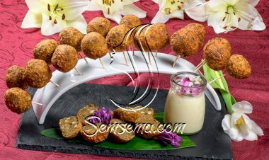 كفتة العدس مع صلصة اللبن الزبادي للسحور