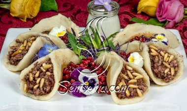 قطايف دجاج المسخّن مع صلصة اللبن بالطحينة