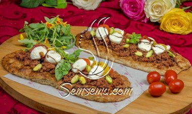 الخبز التركي بالسجق وجبن الموزريلا