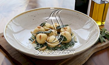 كرات الريكوتا مع السبانخ والكريمة