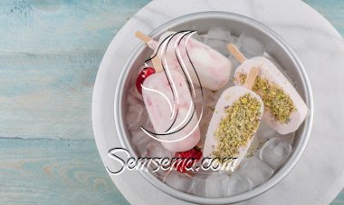 المثلجات بنكهة الزبادي والتوت