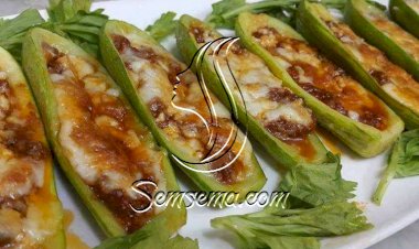 قوارب الكوسا باللحم المفروم والجبن