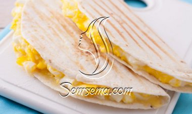 لفائف البيض مع جبن الفيتا للفطور