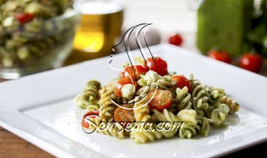 سلطة مكرونة بالطماطم والبستو