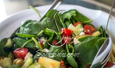 سلطة السبانخ بالطماطم والحمص