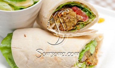 ساندويشات الحمص بالفلافل بالخضار