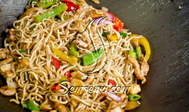 نودلز بالدجاج والخضار