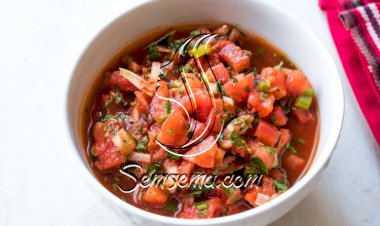 سلطة الطماطم التركية بالأعشاب