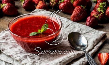 صوص الفراولة لتزيين الحلويات