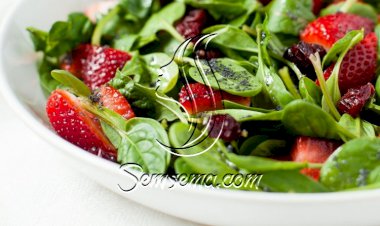 سلطة السبانخ بالفراولة والزيتون