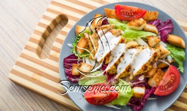 سلطة الدجاج بصوص الرانش والخضار