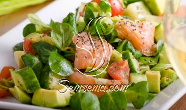 سلطة السلمون بالخضار