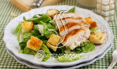 سلطة سيزر بالدجاج المشوي