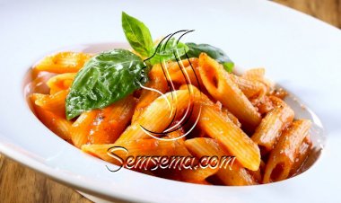 مكرونة محمرة بالبصل والصلصة للرجيم