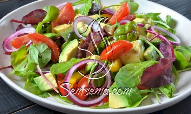 سلطة الأفوكادو والطماطم