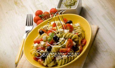 سلطة المكرونة اليونانية