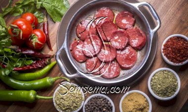 سجق محمر مع البصل