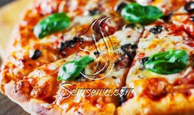 بيتزا الأجبان بالفطر والببروني