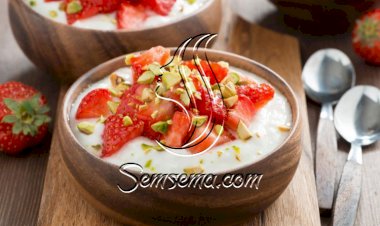 حلى الزبادي بالفراولة والفستق الحلبي