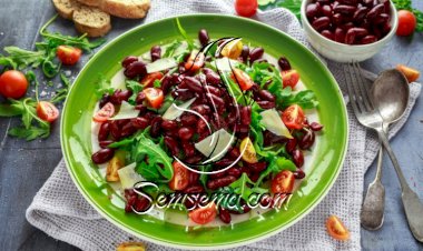 سلطة الفاصوليا الحمراء مع الجرجير والطماطم