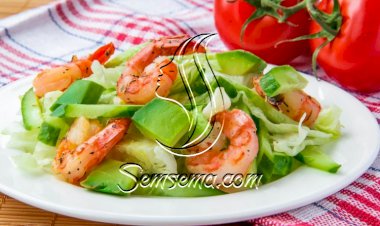 سلطة الأفوكادو والروبيان المبتكرة