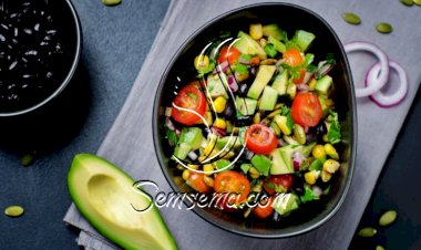 سلطة الأفوكادو بالفاصوليا الحمراء