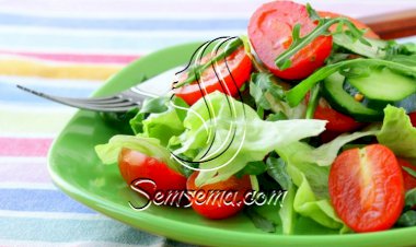 سلطة الخس بالجرجير والطماطم