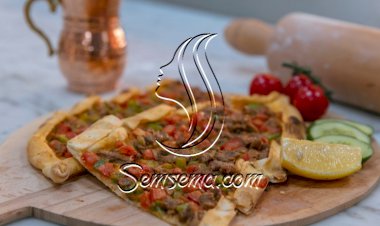 لحم عجين بدبس الرمان