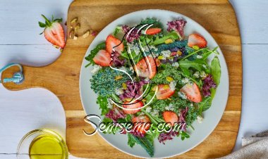 سلطة الجرجير والفراولة والجبن