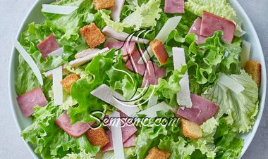 سلطة اللحم المدخنة مع جبن البارميزان